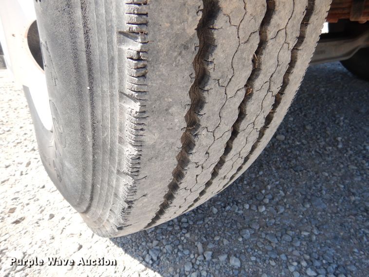 image for item DG1469 1999 International 4700  flatbed truck