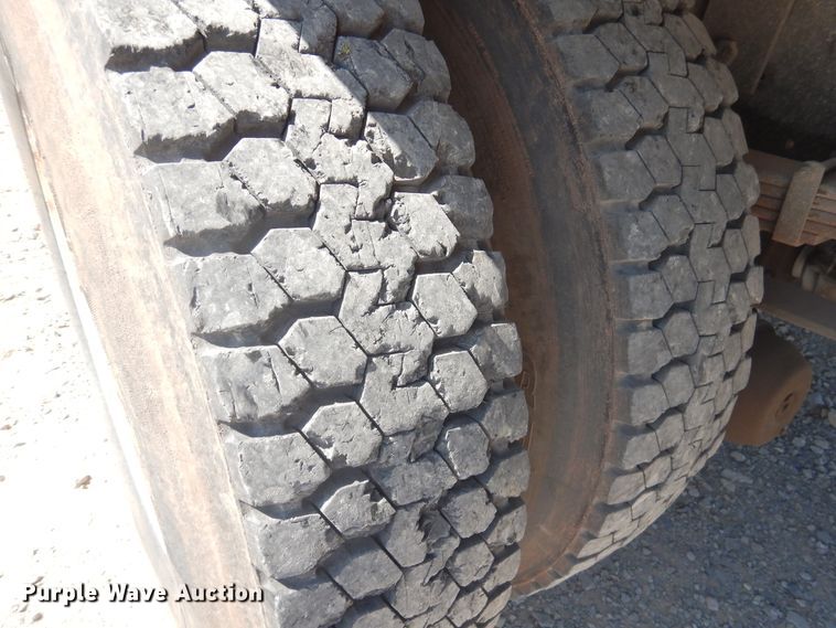 image for item DG1469 1999 International 4700  flatbed truck