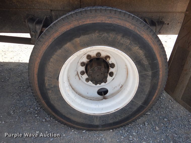 image for item DG1469 1999 International 4700  flatbed truck