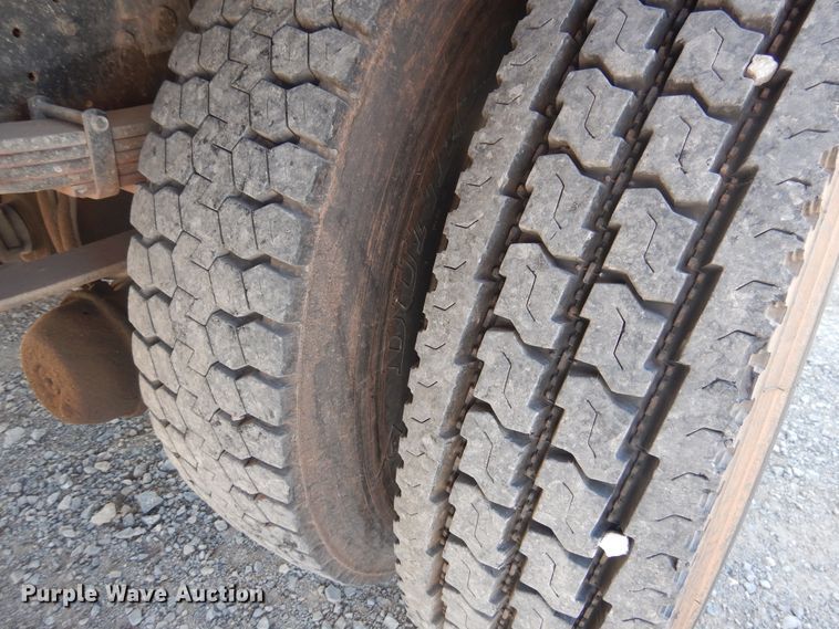 image for item DG1469 1999 International 4700  flatbed truck