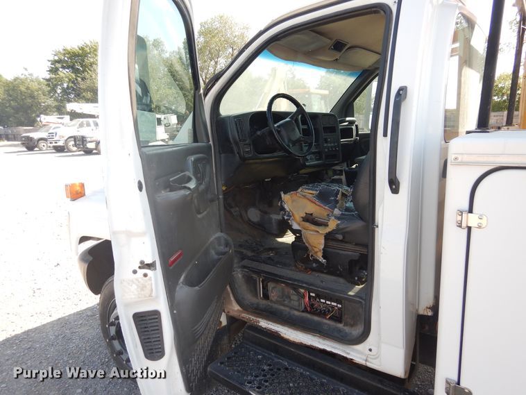 image for item DG1470 2003 Chevrolet C4500  bucket truck