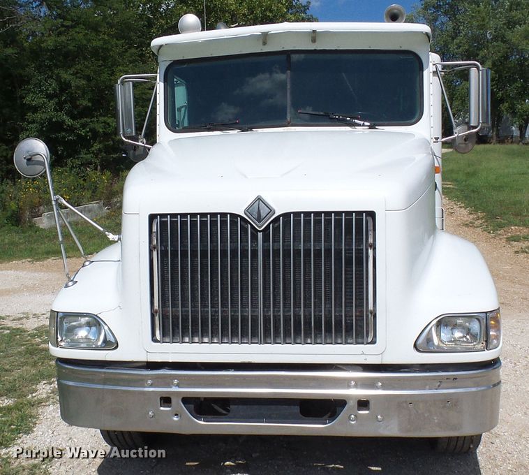 image for item DG2098 1999 International 9200  semi truck