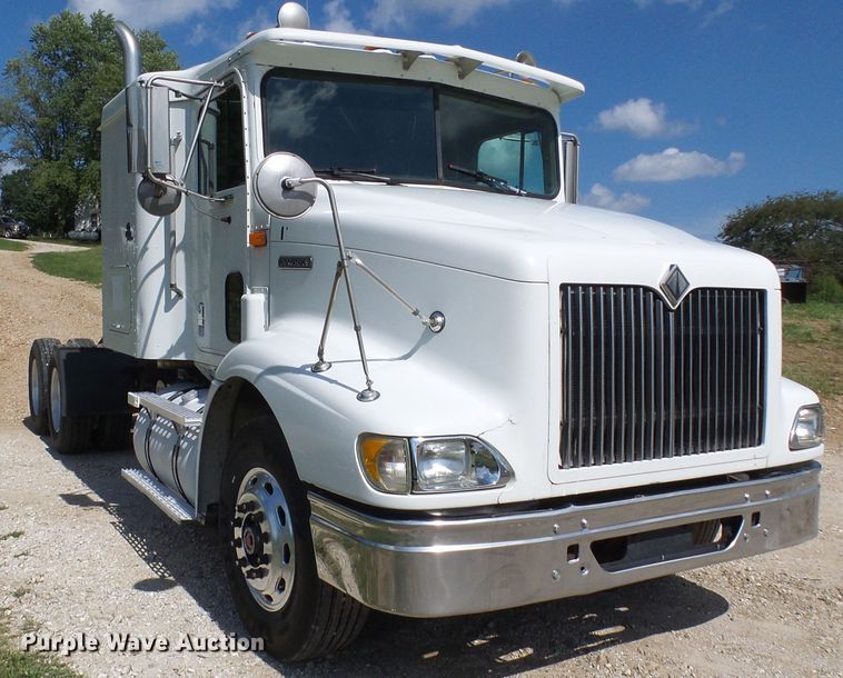 image for item DG2098 1999 International 9200  semi truck