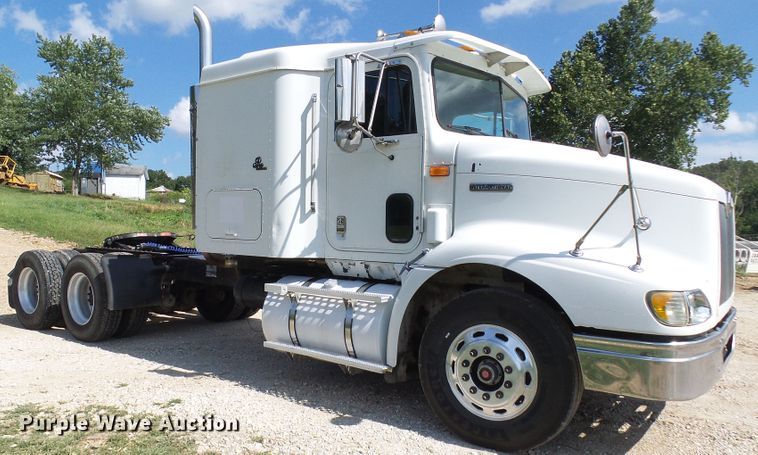 image for item DG2098 1999 International 9200  semi truck