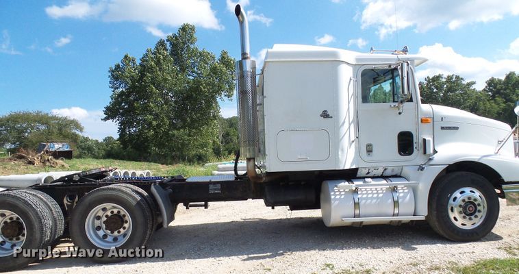 image for item DG2098 1999 International 9200  semi truck