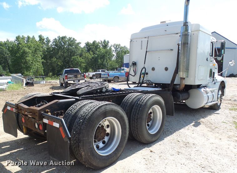 image for item DG2098 1999 International 9200  semi truck