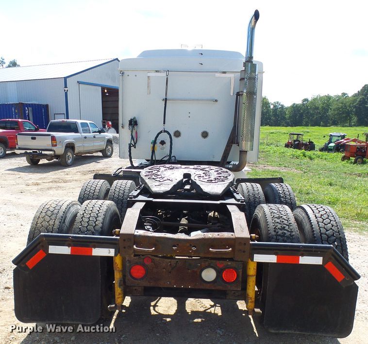 image for item DG2098 1999 International 9200  semi truck