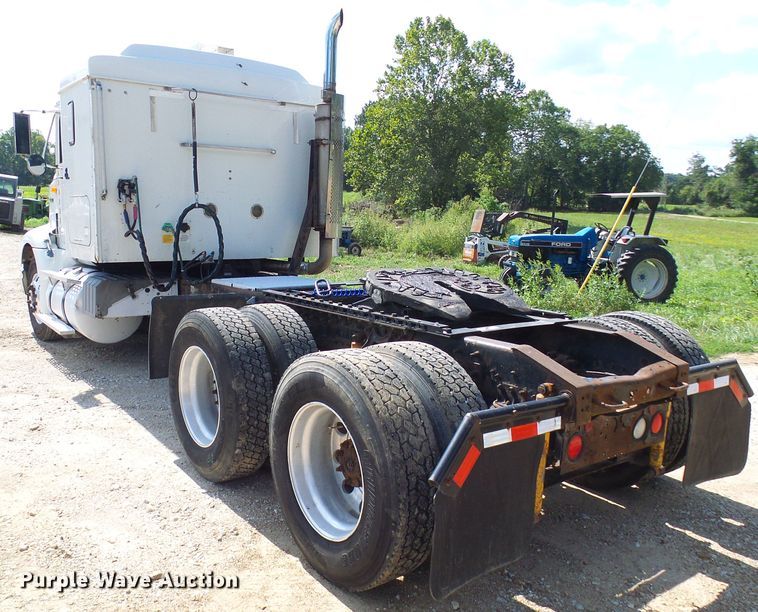 image for item DG2098 1999 International 9200  semi truck