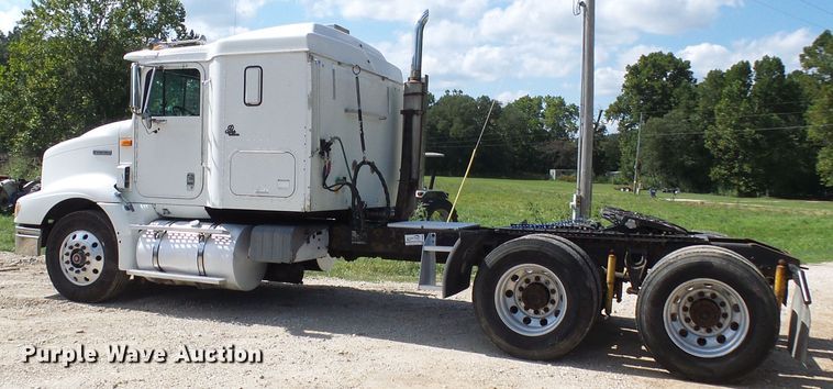 image for item DG2098 1999 International 9200  semi truck