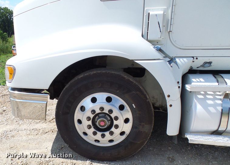 image for item DG2098 1999 International 9200  semi truck