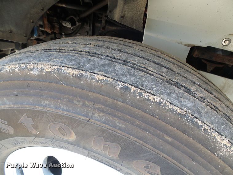 image for item DG2098 1999 International 9200  semi truck