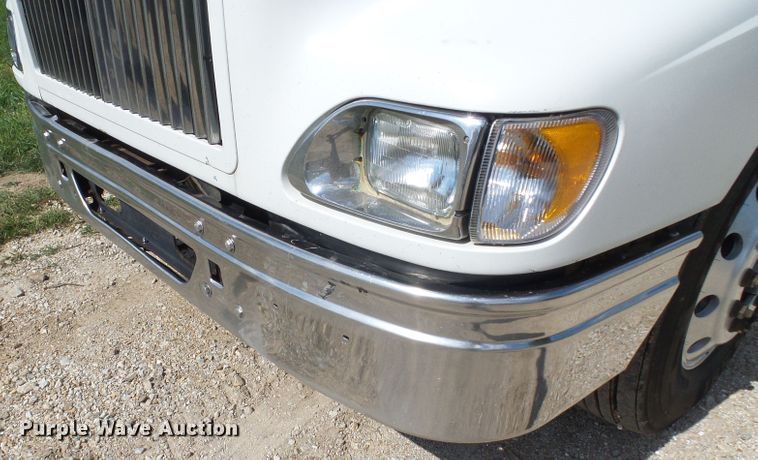 image for item DG2098 1999 International 9200  semi truck