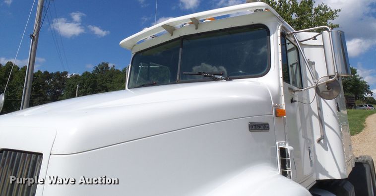 image for item DG2098 1999 International 9200  semi truck