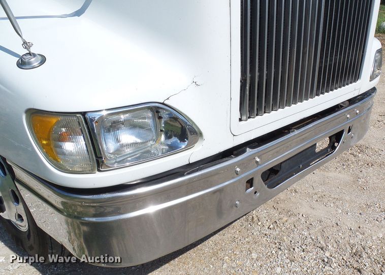 image for item DG2098 1999 International 9200  semi truck