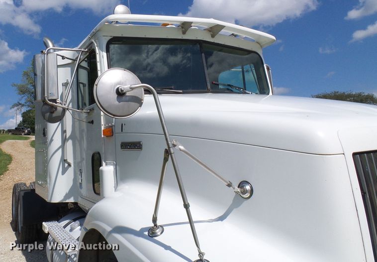 image for item DG2098 1999 International 9200  semi truck