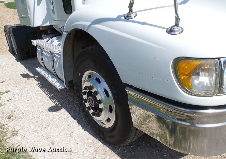 image for item DG2098 1999 International 9200  semi truck