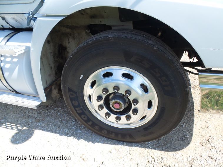 image for item DG2098 1999 International 9200  semi truck