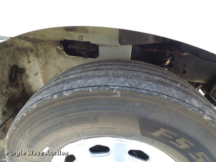 image for item DG2098 1999 International 9200  semi truck