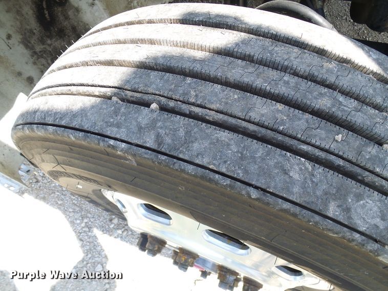 image for item DG2098 1999 International 9200  semi truck