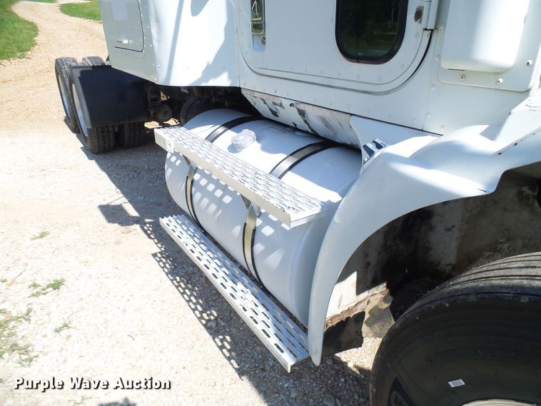 image for item DG2098 1999 International 9200  semi truck