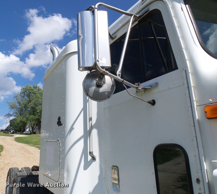 image for item DG2098 1999 International 9200  semi truck