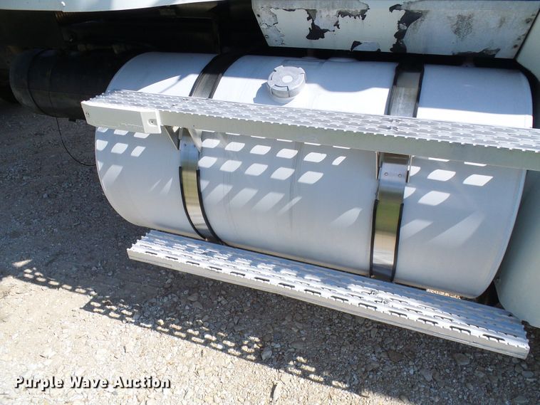 image for item DG2098 1999 International 9200  semi truck