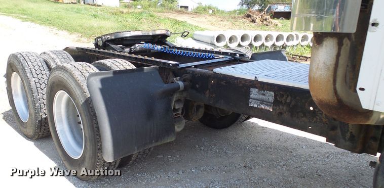 image for item DG2098 1999 International 9200  semi truck