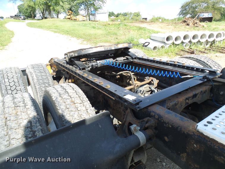 image for item DG2098 1999 International 9200  semi truck