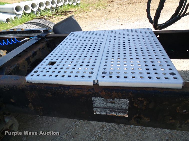 image for item DG2098 1999 International 9200  semi truck