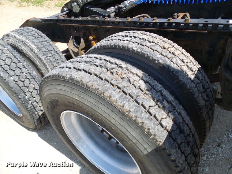 image for item DG2098 1999 International 9200  semi truck