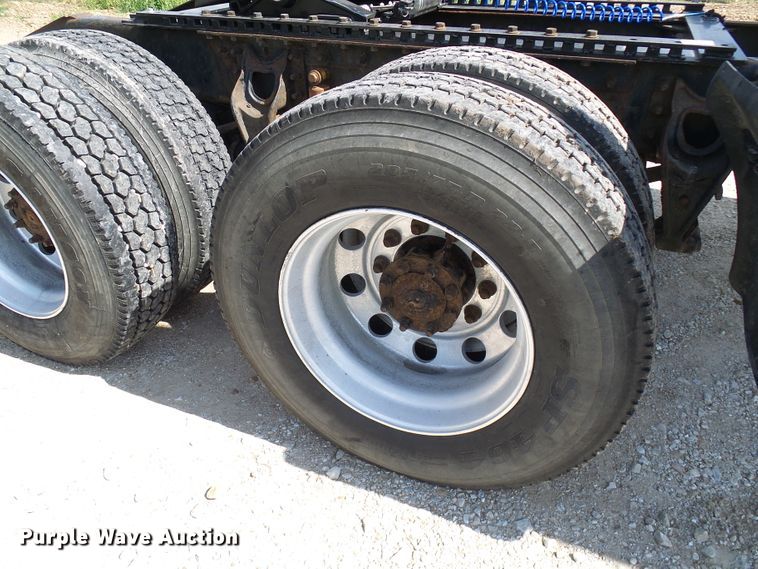 image for item DG2098 1999 International 9200  semi truck