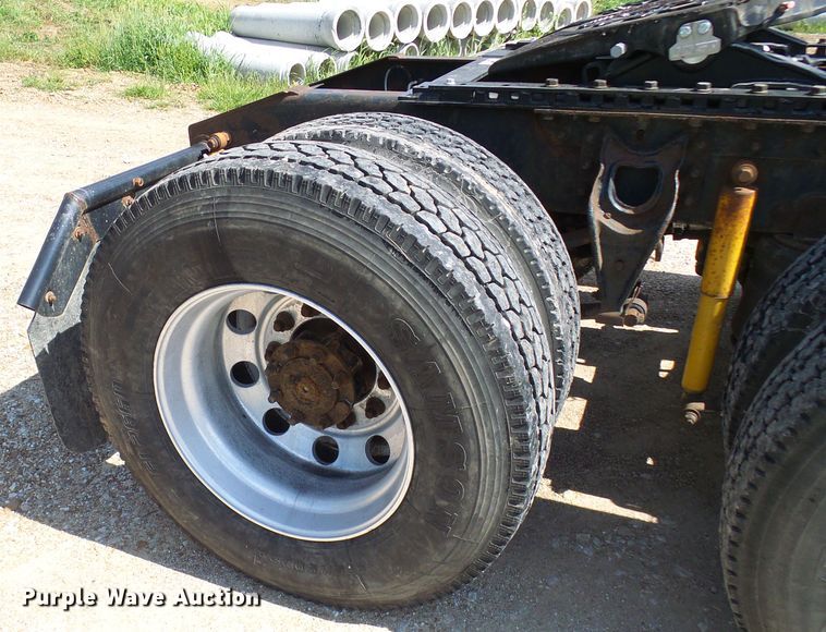 image for item DG2098 1999 International 9200  semi truck