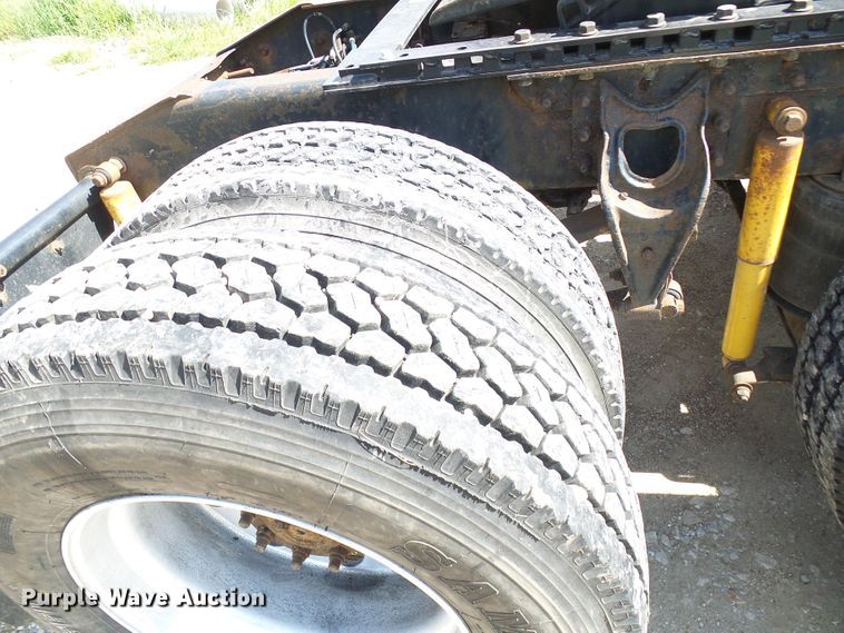 image for item DG2098 1999 International 9200  semi truck