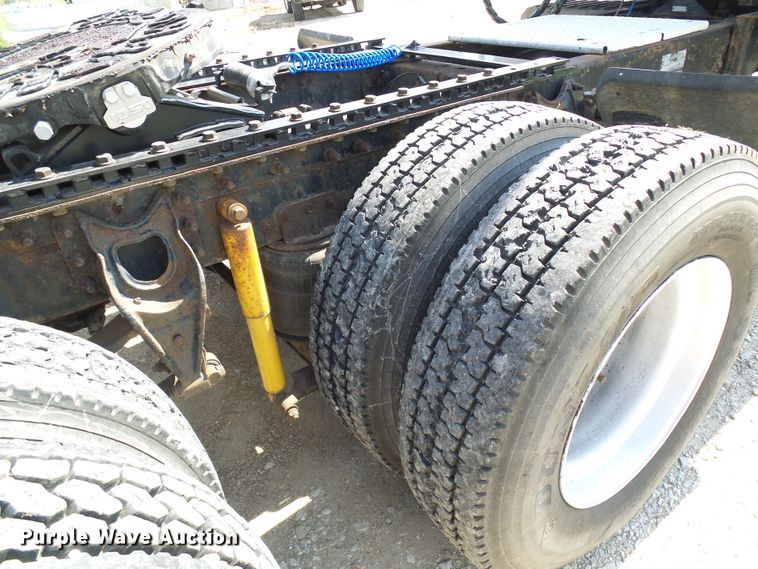 image for item DG2098 1999 International 9200  semi truck