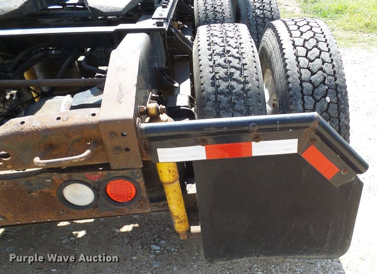 image for item DG2098 1999 International 9200  semi truck