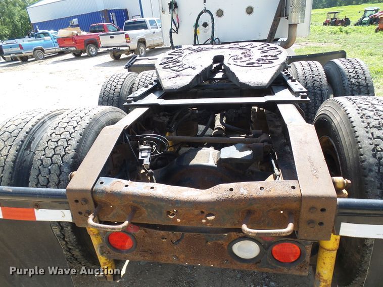 image for item DG2098 1999 International 9200  semi truck