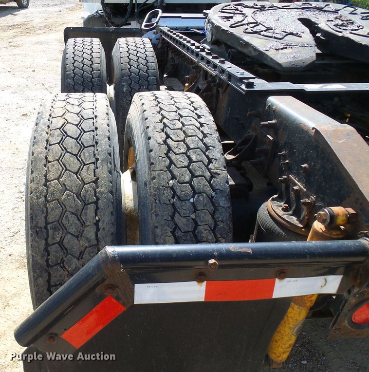 image for item DG2098 1999 International 9200  semi truck