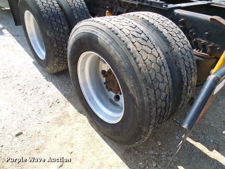 image for item DG2098 1999 International 9200  semi truck