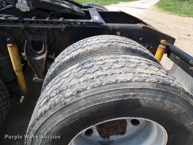 image for item DG2098 1999 International 9200  semi truck