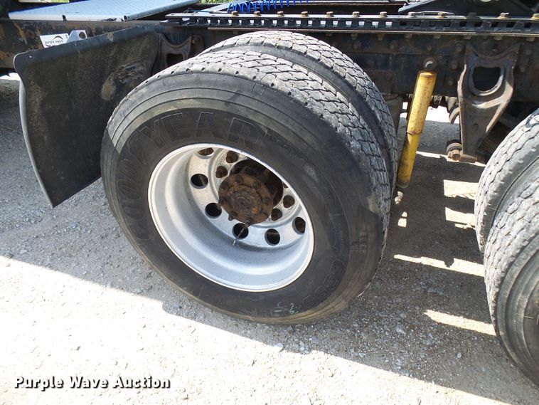 image for item DG2098 1999 International 9200  semi truck