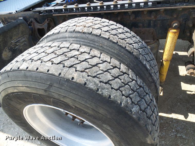 image for item DG2098 1999 International 9200  semi truck