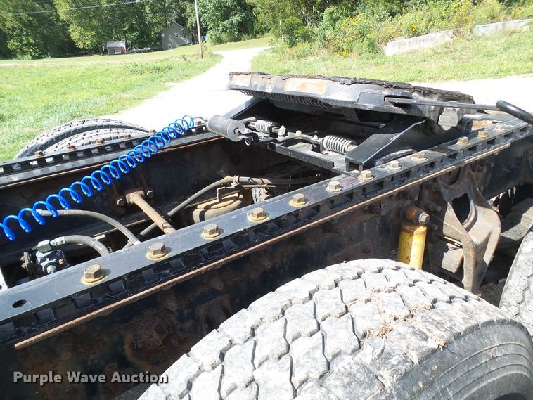 image for item DG2098 1999 International 9200  semi truck