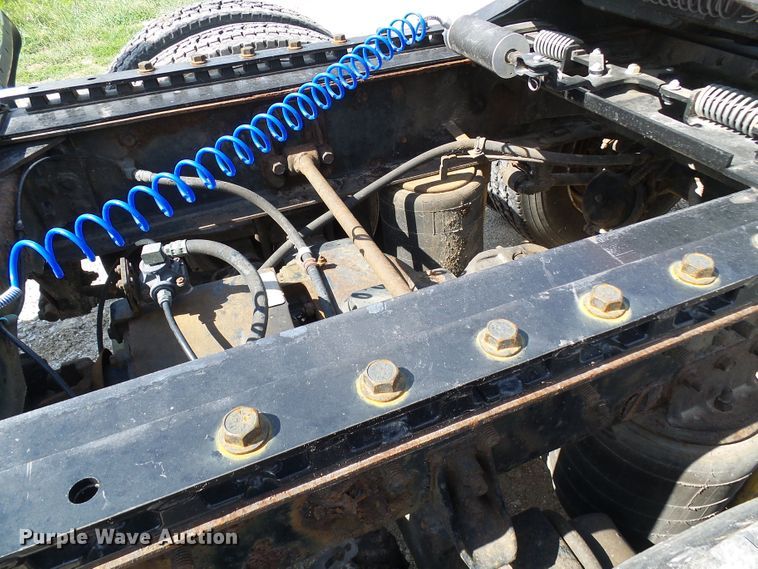 image for item DG2098 1999 International 9200  semi truck