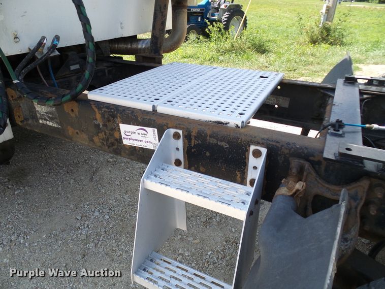 image for item DG2098 1999 International 9200  semi truck