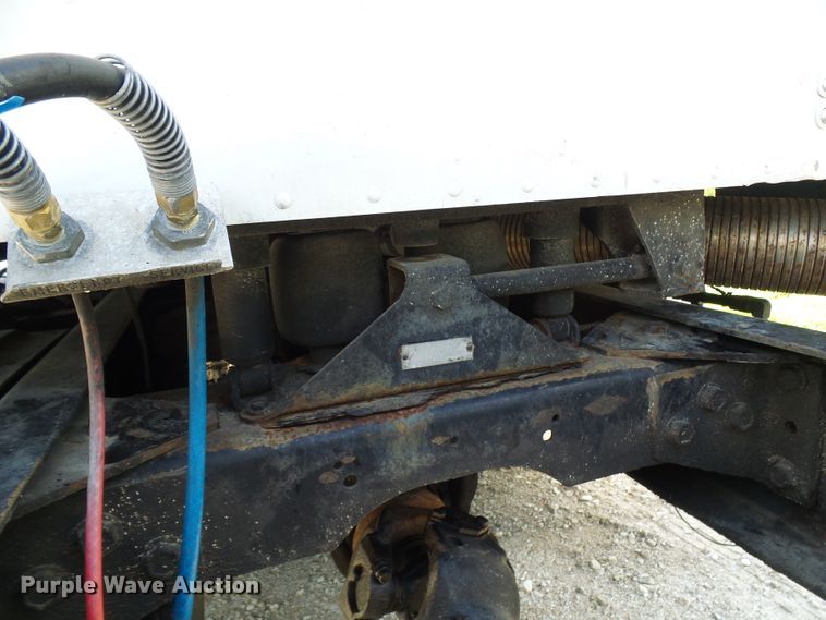 image for item DG2098 1999 International 9200  semi truck