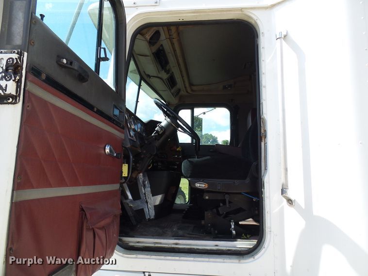 image for item DG2098 1999 International 9200  semi truck