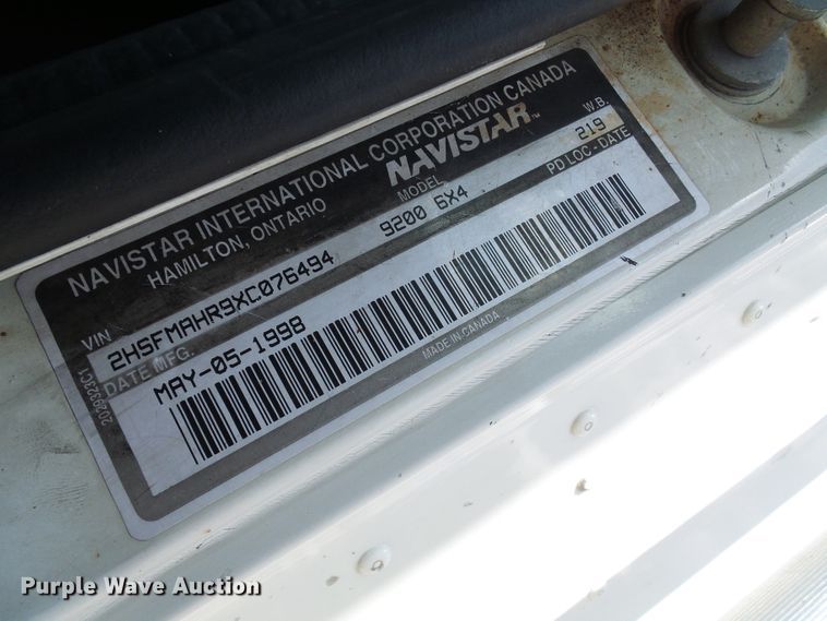 image for item DG2098 1999 International 9200  semi truck