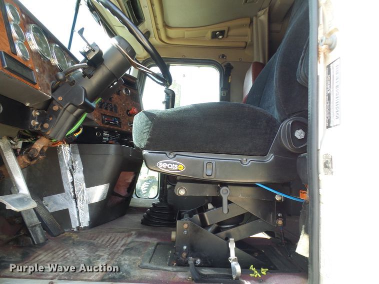 image for item DG2098 1999 International 9200  semi truck