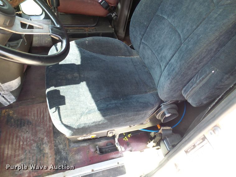 image for item DG2098 1999 International 9200  semi truck