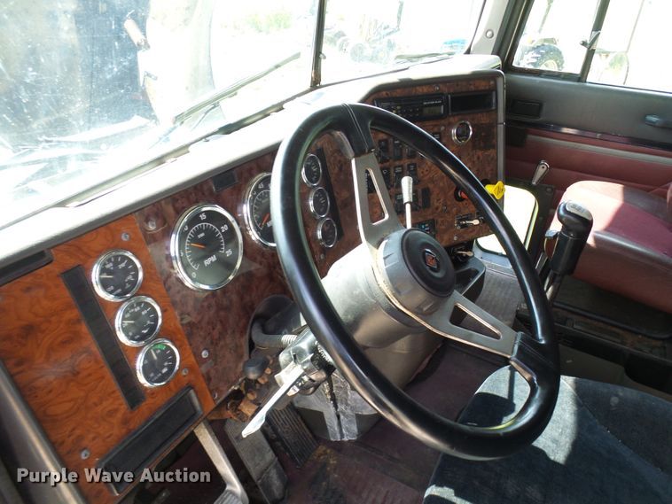 image for item DG2098 1999 International 9200  semi truck